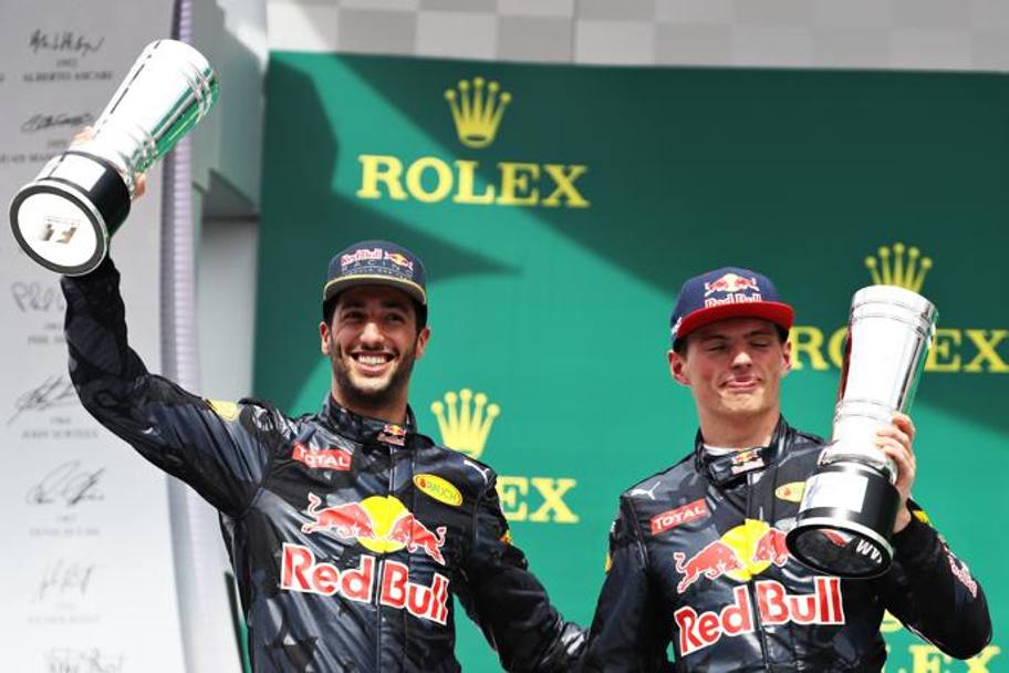 A sinistra Daniel Ricciardo e Max Verstappen con i trofei del 2 e 3 posto. Getty